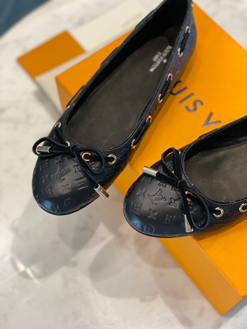 LV WOMEN'S BALLET FLAT IN BLACK EMBOSSED CALFSKIN WITH BOW