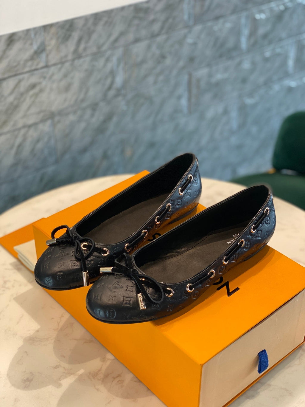 LV WOMEN'S BALLET FLAT IN BLACK EMBOSSED CALFSKIN WITH BOW