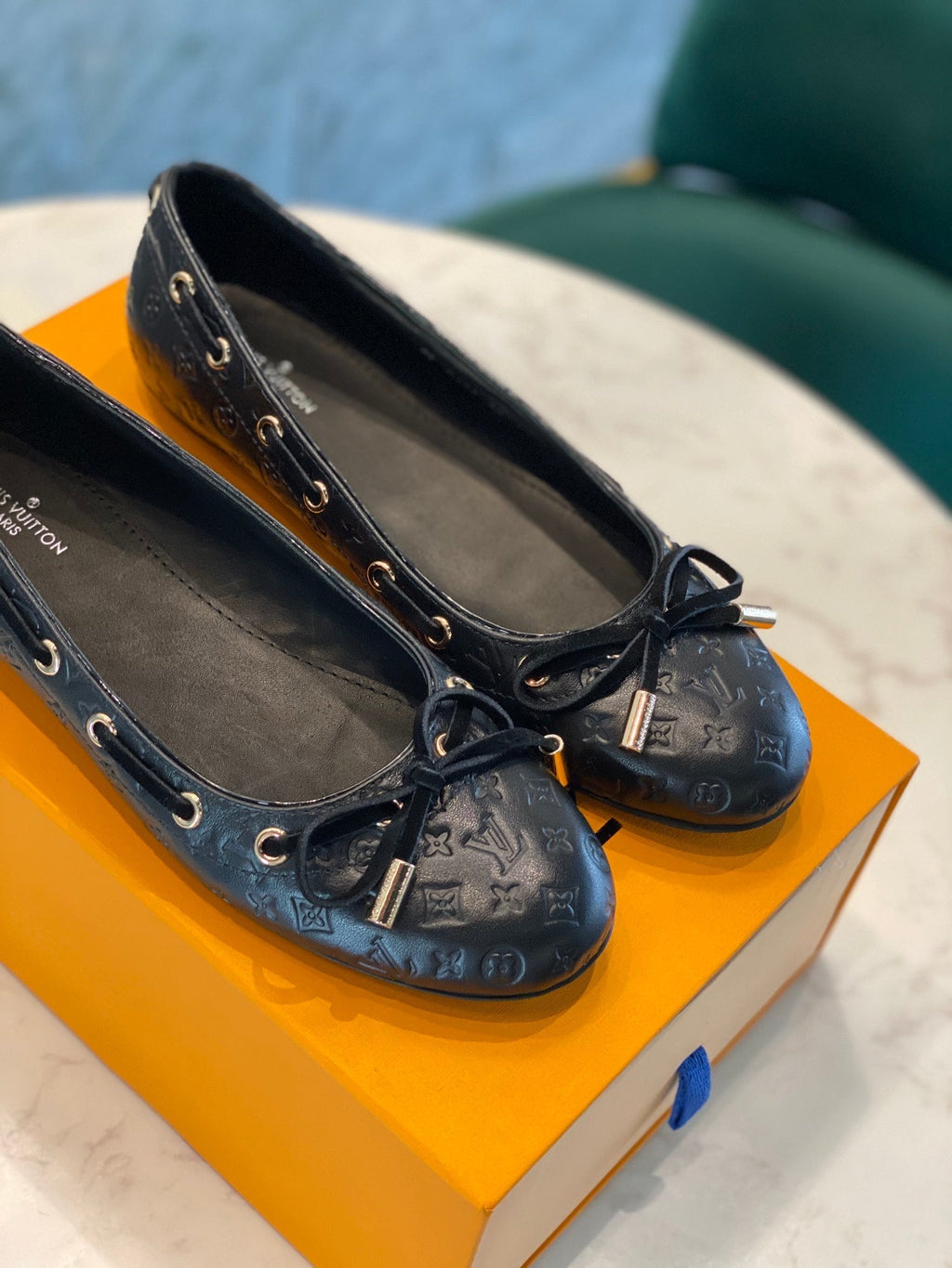 LV WOMEN'S BALLET FLAT IN BLACK EMBOSSED CALFSKIN WITH BOW