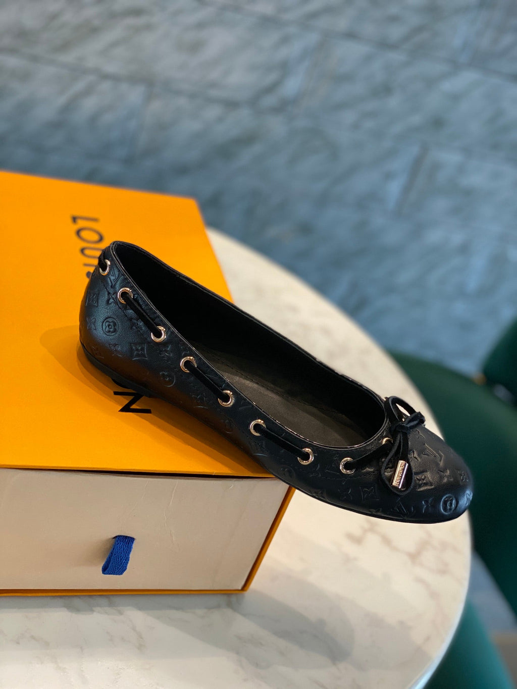 LV WOMEN'S BALLET FLAT IN BLACK EMBOSSED CALFSKIN WITH BOW