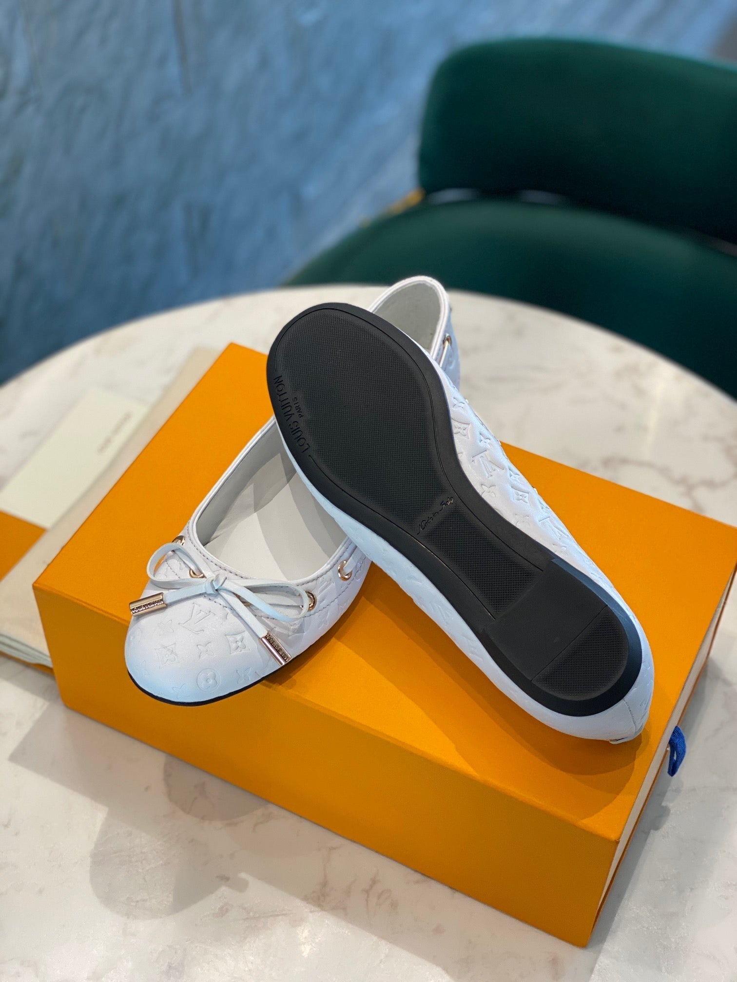 LV WOMEN'S BALLET FLAT IN WHITE EMBOSSED CALFSKIN WITH BOW