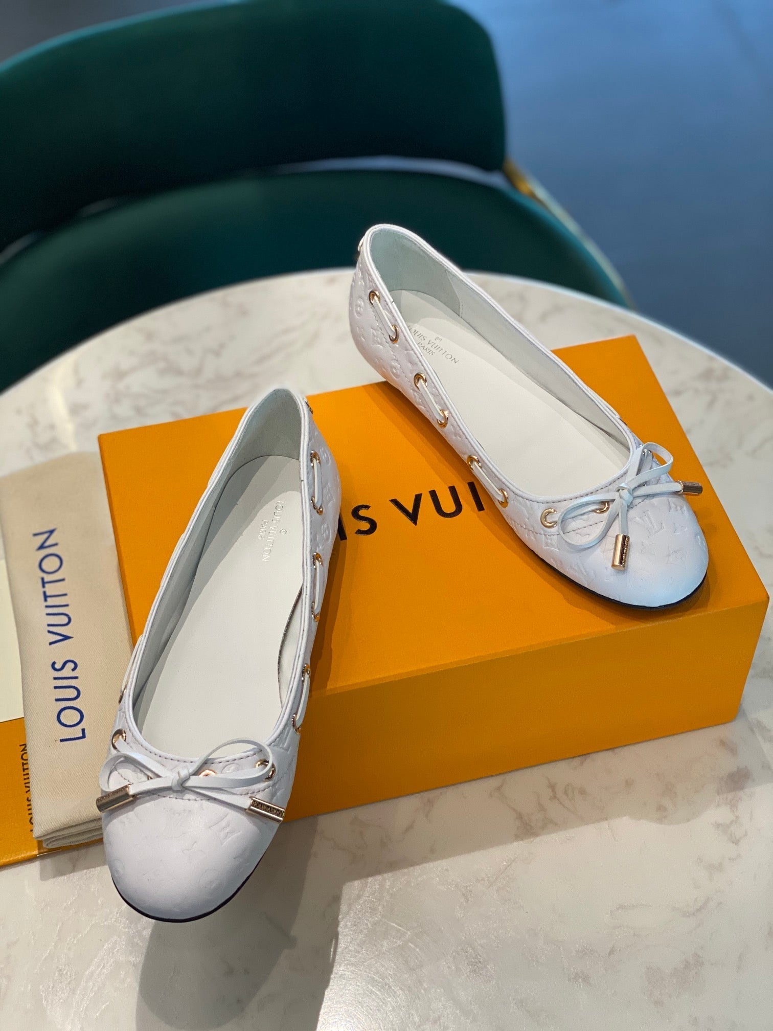 LV WOMEN'S BALLET FLAT IN WHITE EMBOSSED CALFSKIN WITH BOW