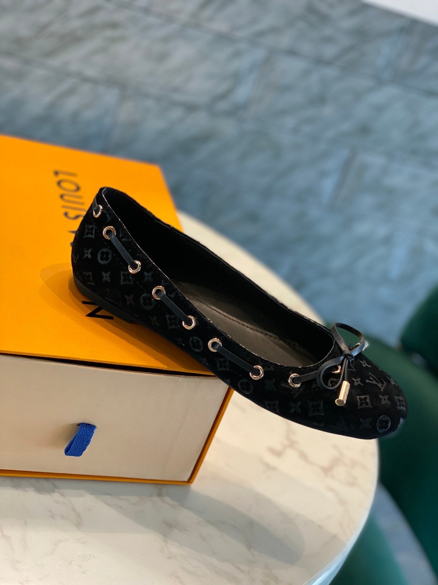 LV WOMEN'S BALLET FLAT IN BLACK MONOGRAM SUEDE WITH BOW