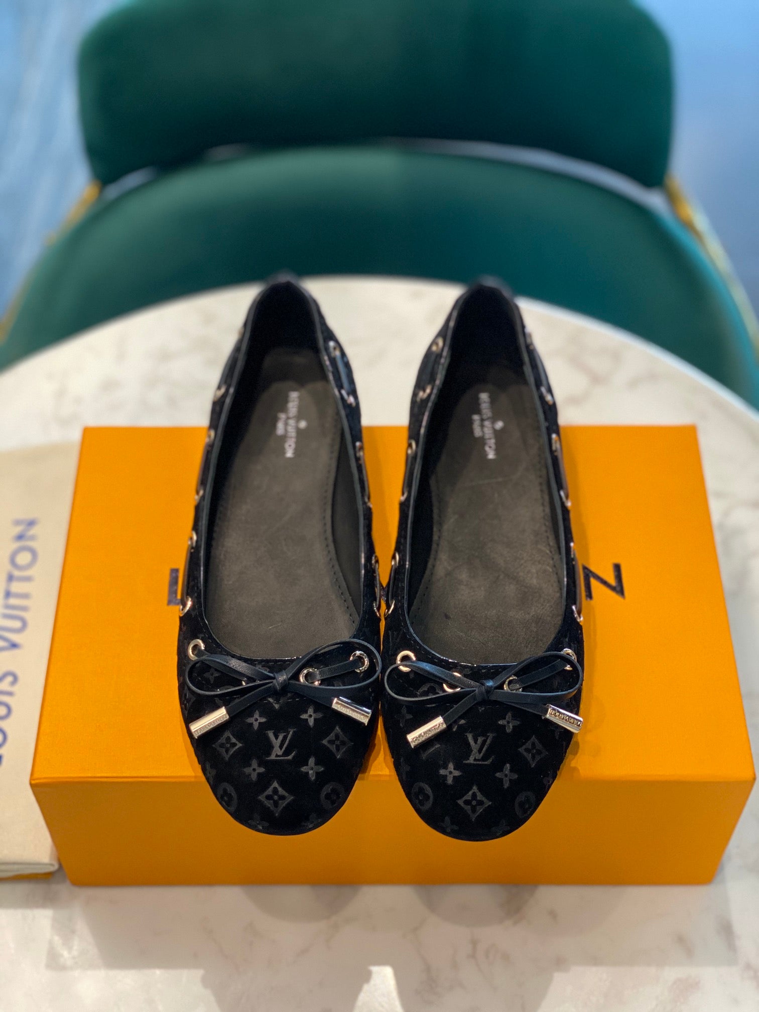 LV WOMEN'S BALLET FLAT IN BLACK MONOGRAM SUEDE WITH BOW
