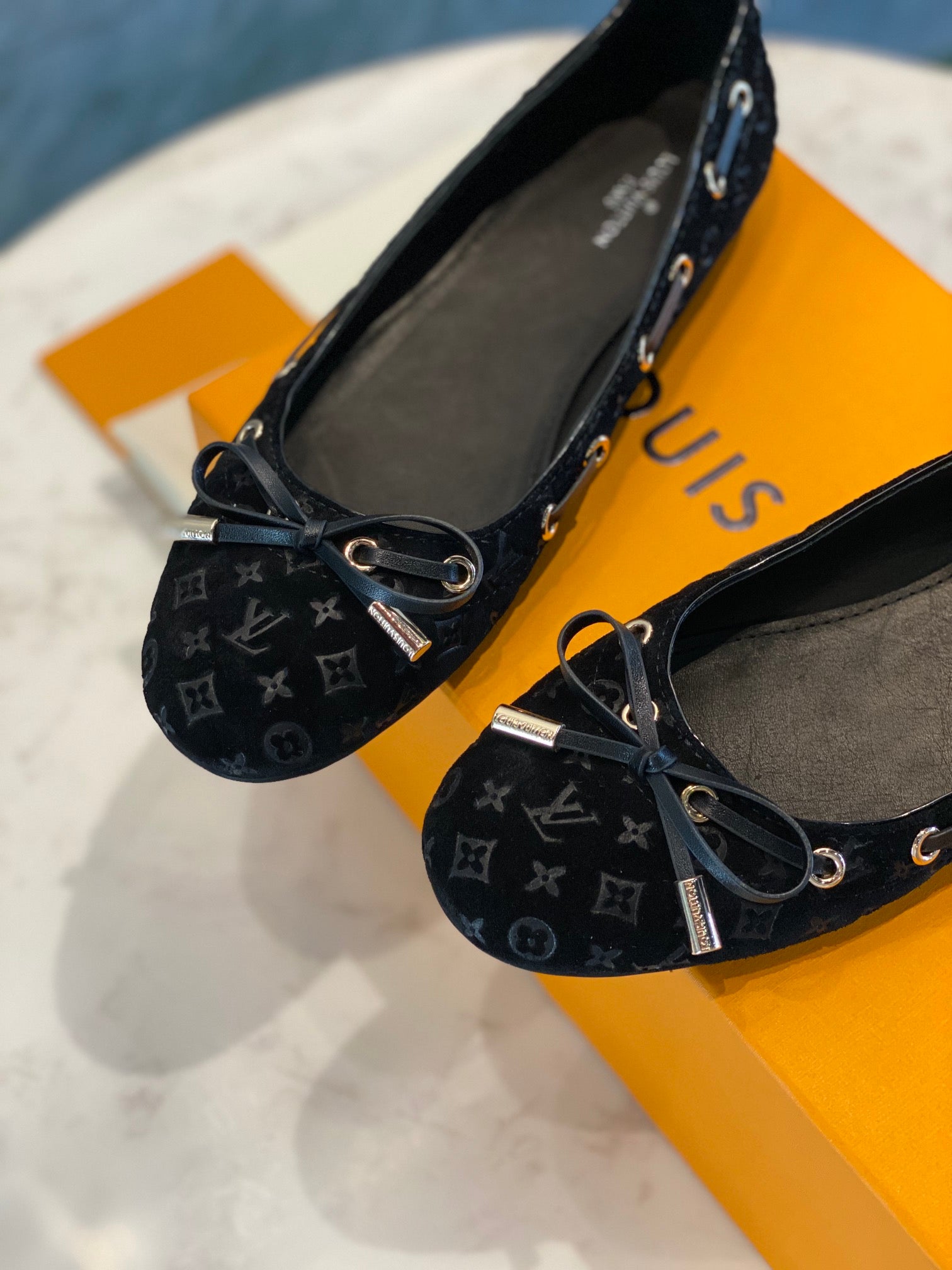 LV WOMEN'S BALLET FLAT IN BLACK MONOGRAM SUEDE WITH BOW