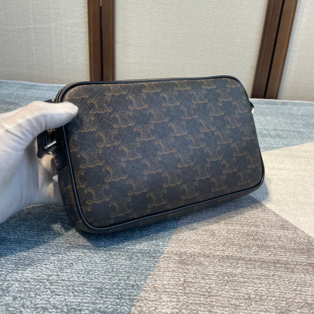 MEDIUM MESSENGER BAG 23 IN BLACK TRIOMPHE CANVAS