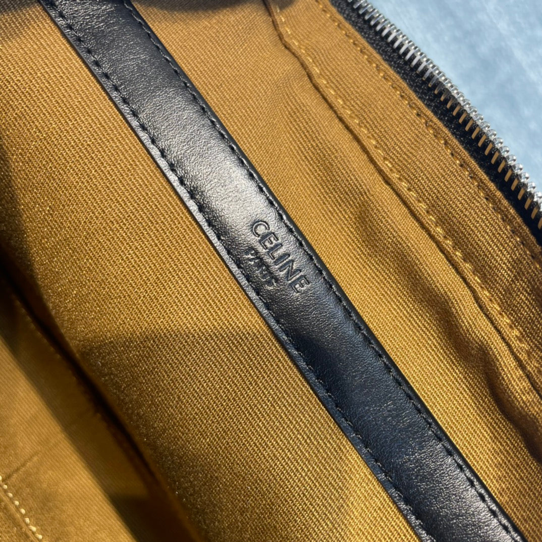 MEDIUM MESSENGER BAG 23 IN BLACK TRIOMPHE CANVAS