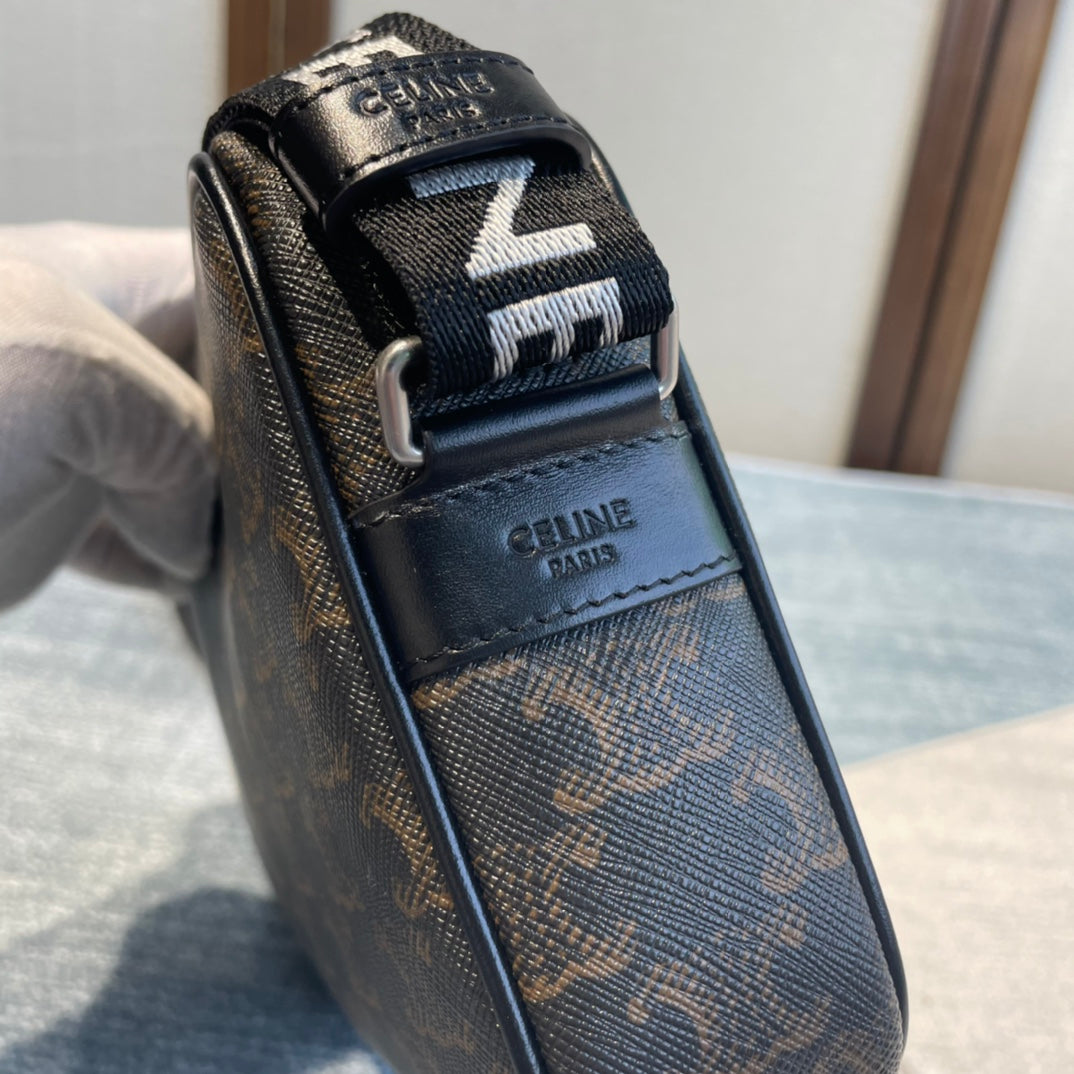 MEDIUM MESSENGER BAG 23 IN BLACK TRIOMPHE CANVAS