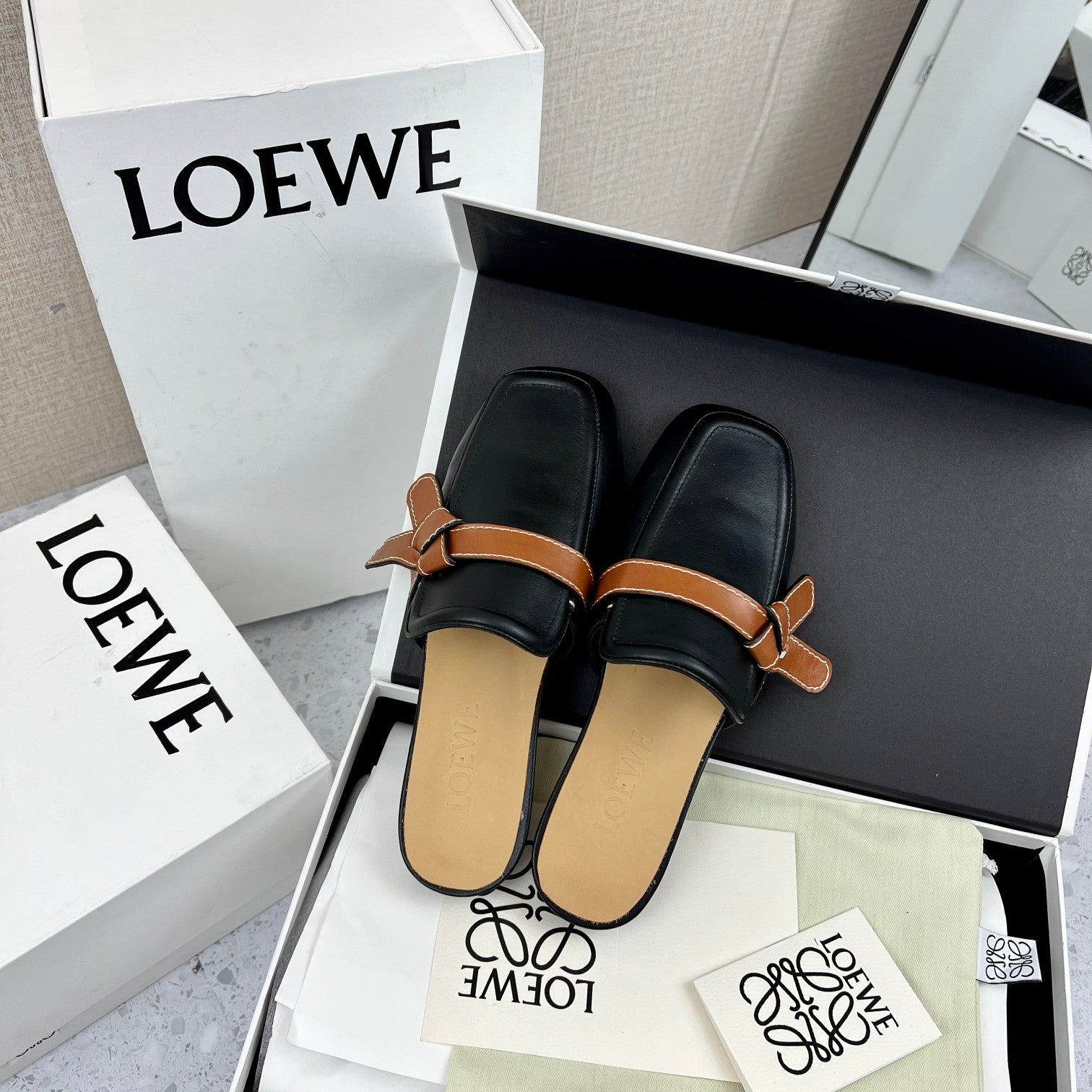 LW GATE BROWN BELTED MULE BLACK CALFSKIN