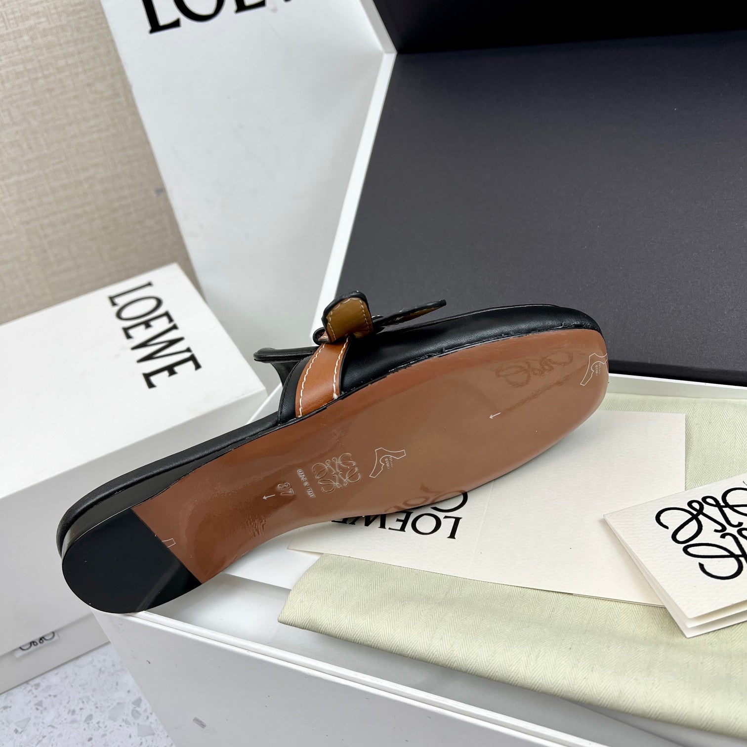 LW GATE BROWN BELTED MULE BLACK CALFSKIN