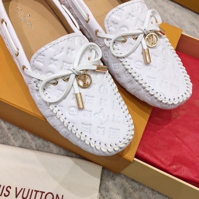 LV WOMEN'S DRIVER MOCCASIN IN WHITE EMBOSSED CALFSKIN