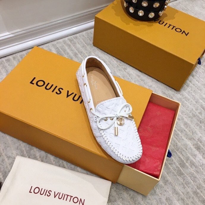 LV WOMEN'S DRIVER MOCCASIN IN WHITE EMBOSSED CALFSKIN