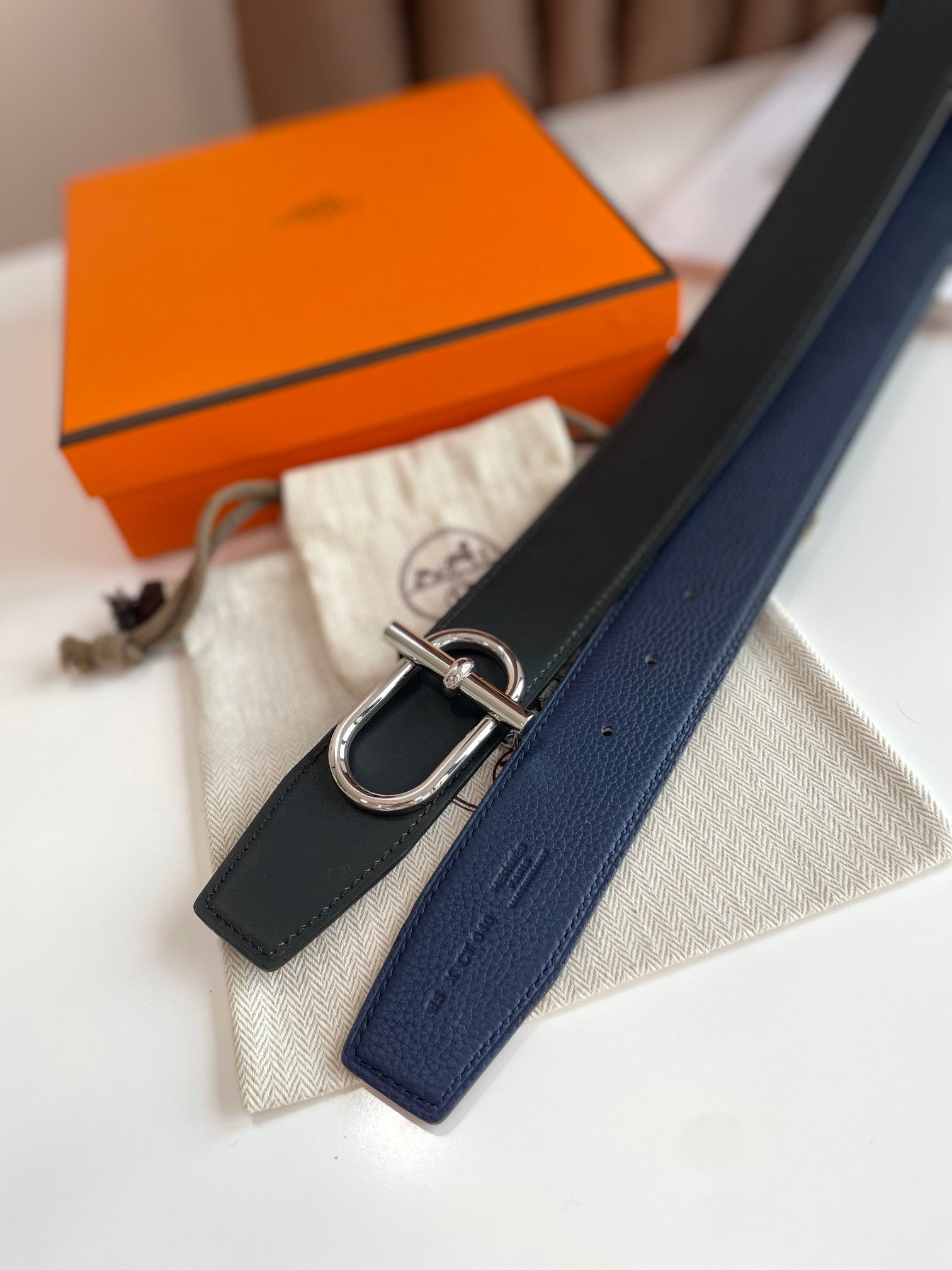 HM ITHAQUE BELT SILVER BUCKLE & REVERSIBLE NAVY BLUE AND BLACK LEATHER STRAP 38MM