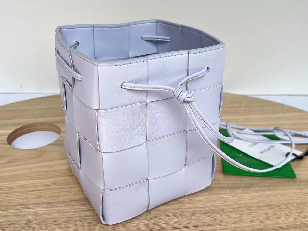 SMALL CASSETTE BUCKET 18 IN PALE PURPLE CALFSKIN