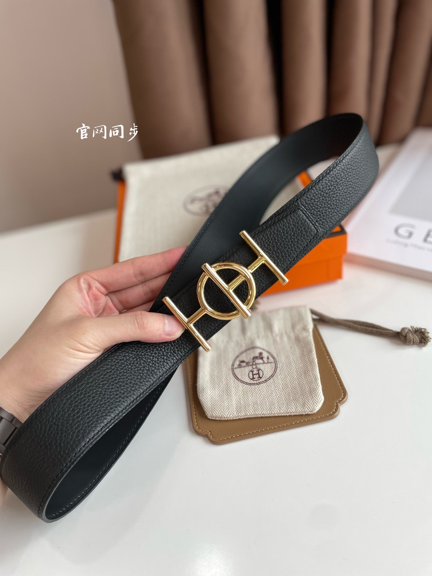 ULYSSE BELT BUCKLE & REVERSIBLE BLACK LEATHER STRAP 38MM GOLD HARDWARE