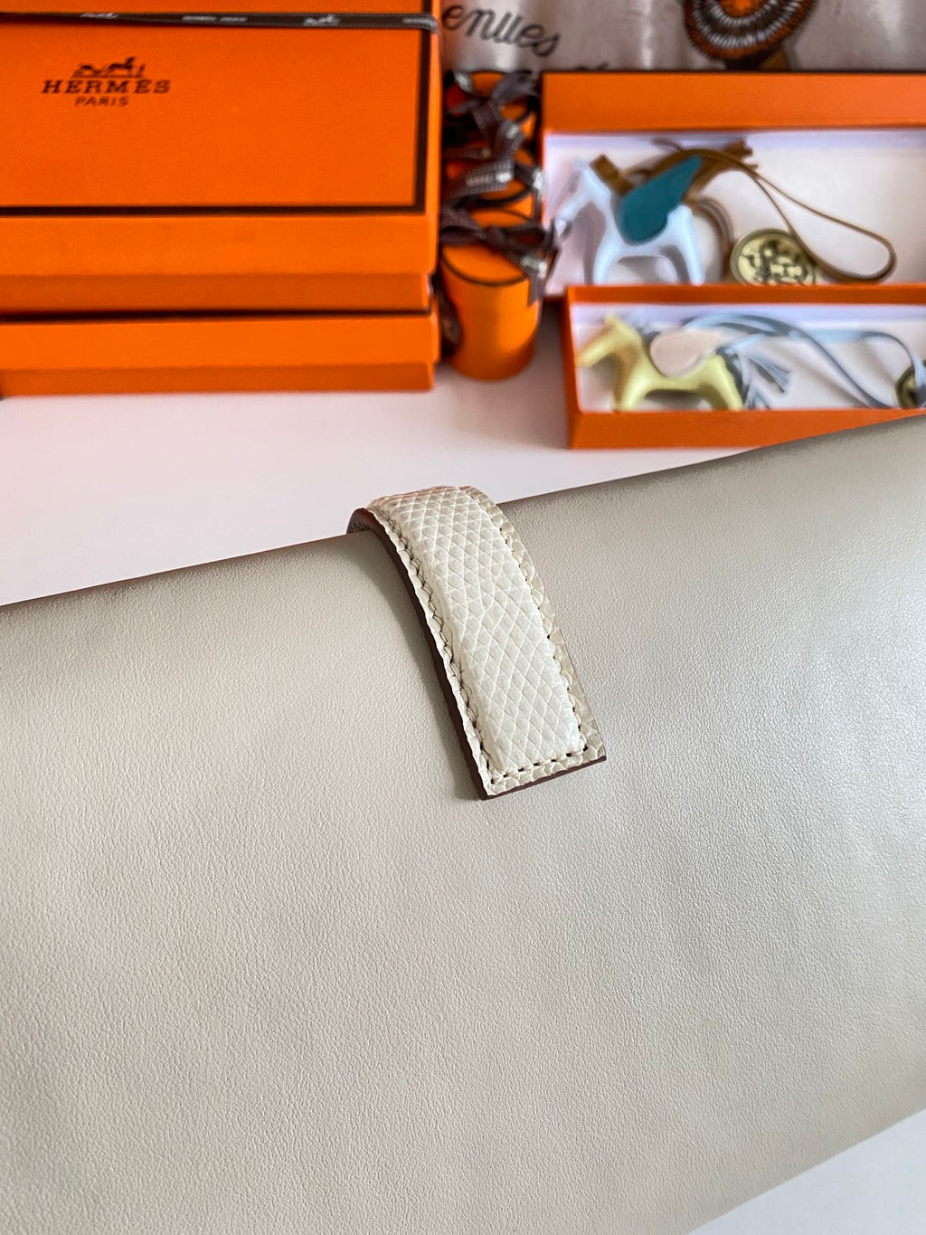 JIGE ELAN 29 CLUTCH IN BISQUE BEIGE CALFSKIN WITH LIZARD SKIN