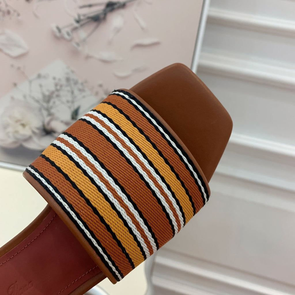 LP RAFFIA CHARMS FLATS SANDAL CARAMEL CALFSKIN