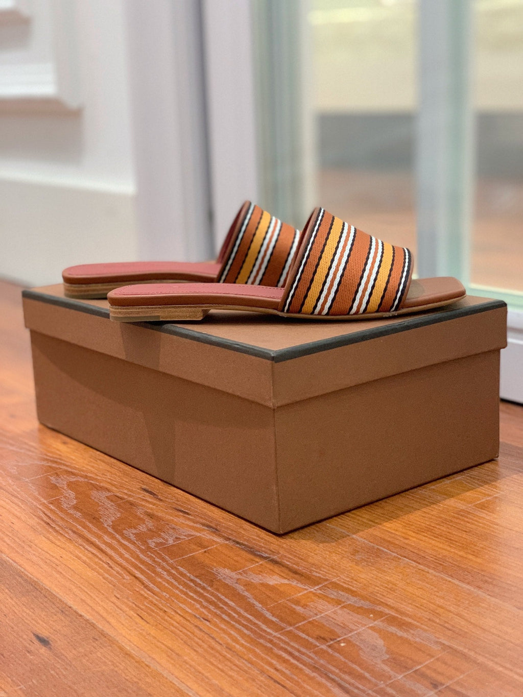 LP RAFFIA CHARMS FLATS SANDAL CARAMEL CALFSKIN