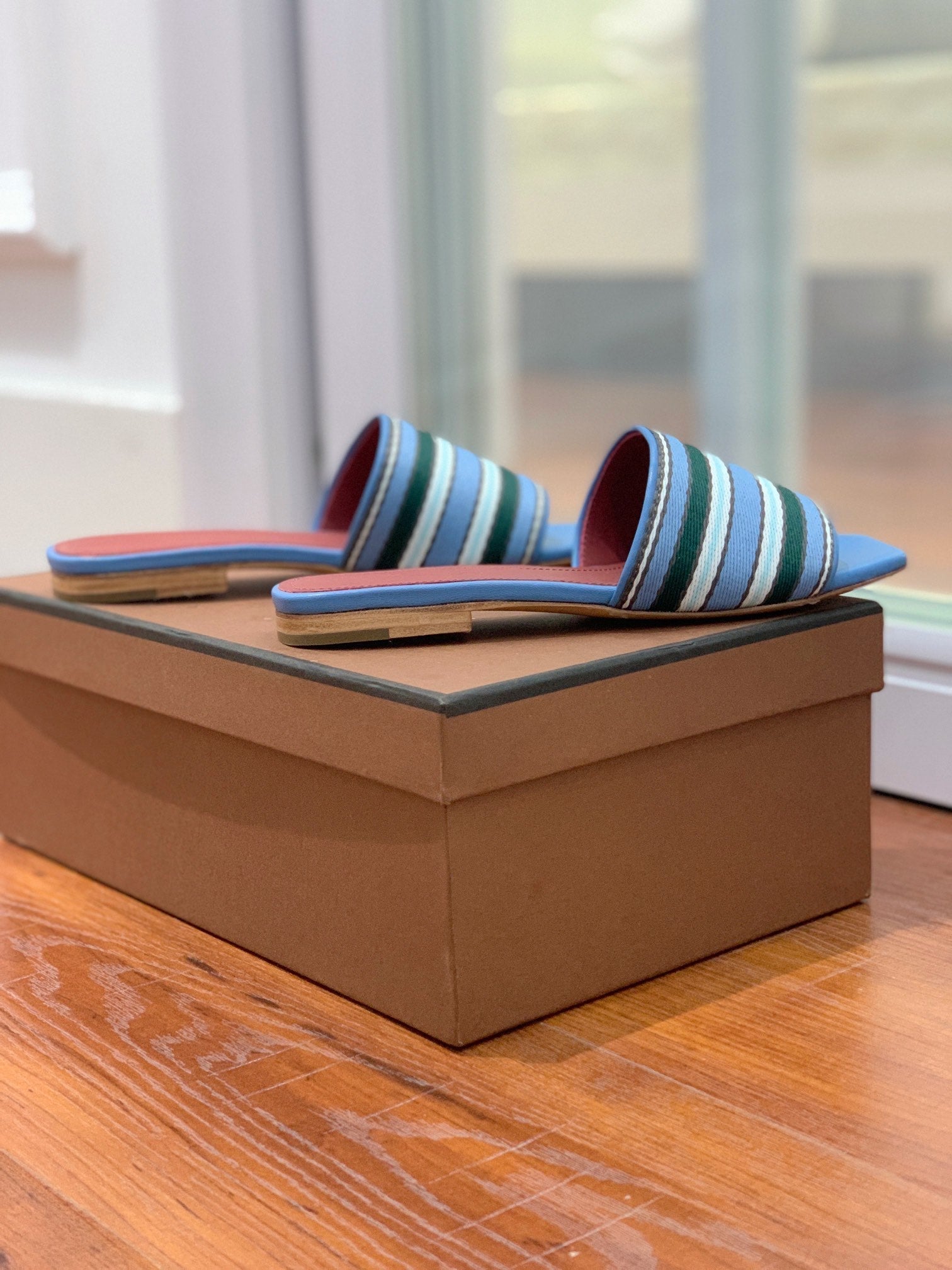 LP RAFFIA CHARMS FLATS SANDAL SKY AND BLACK CALFSKIN