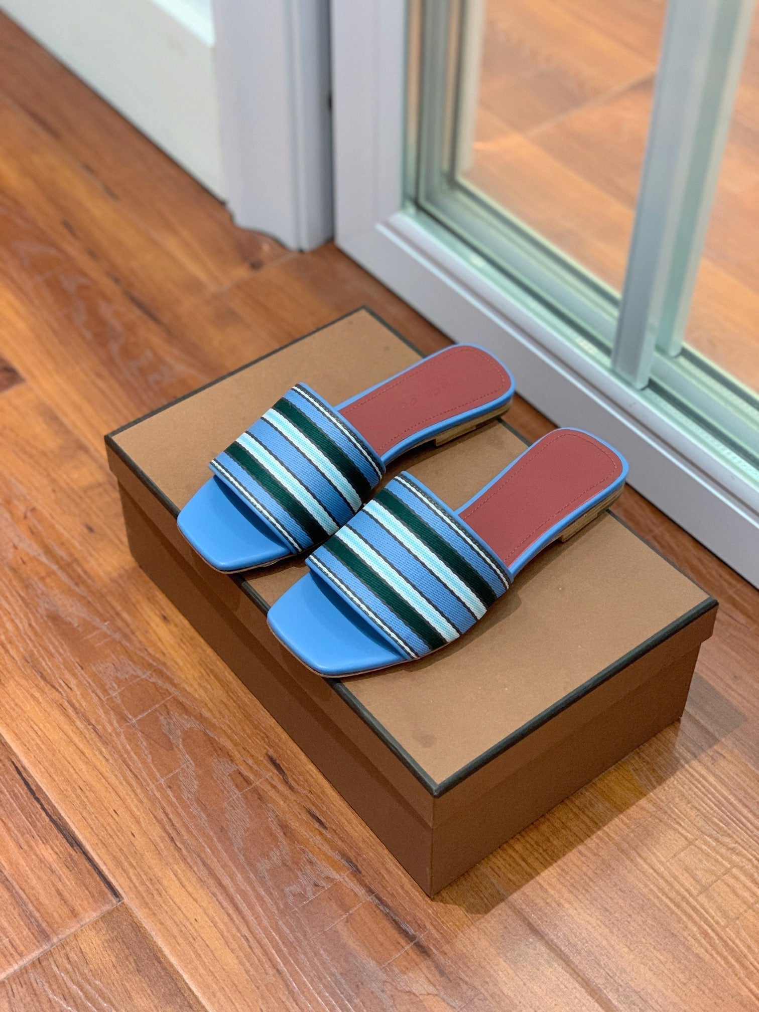 LP RAFFIA CHARMS FLATS SANDAL SKY AND BLACK CALFSKIN