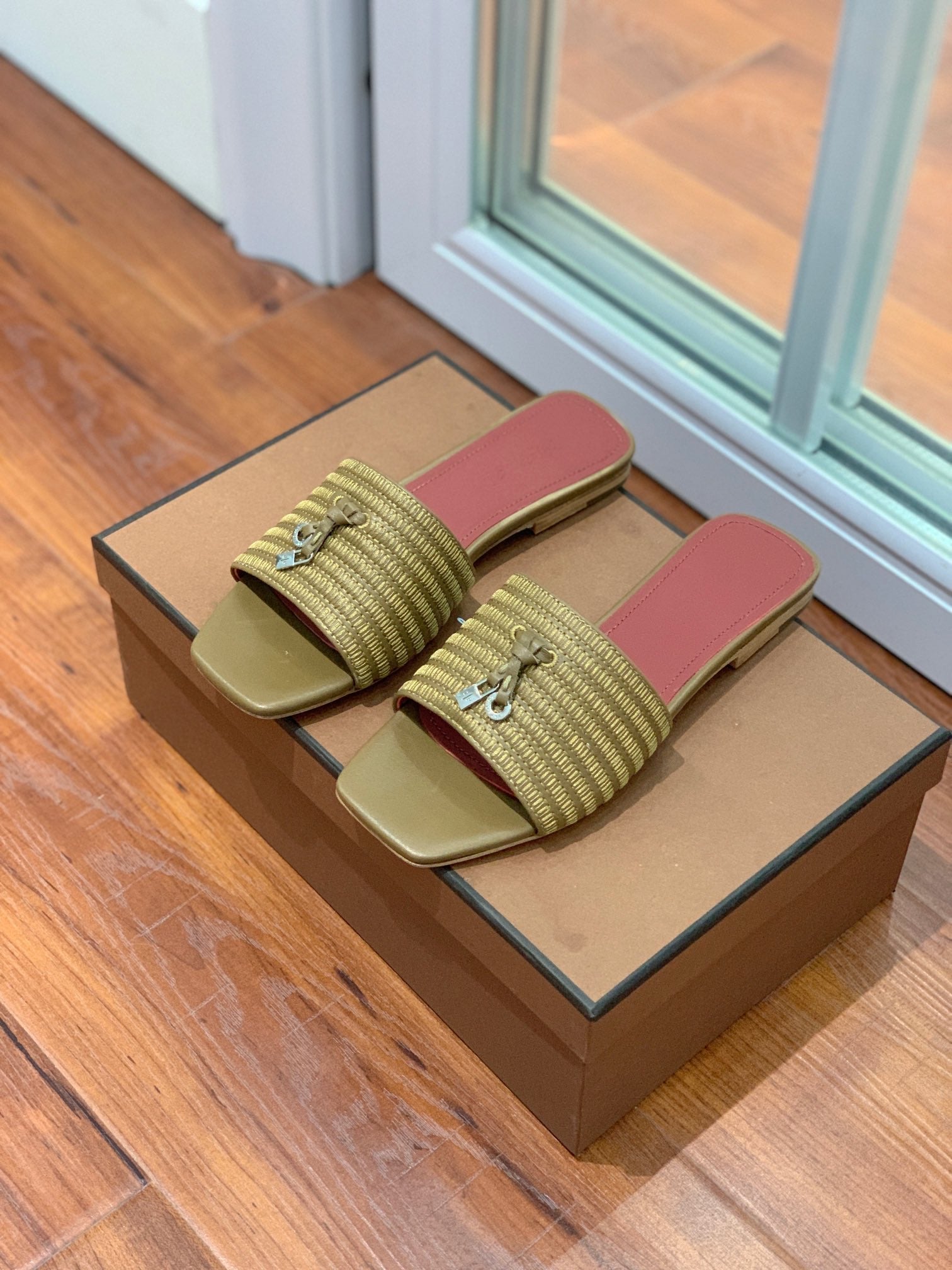 LP RAFFIA CHARMS FLATS SANDAL OLIVE CALFSKIN