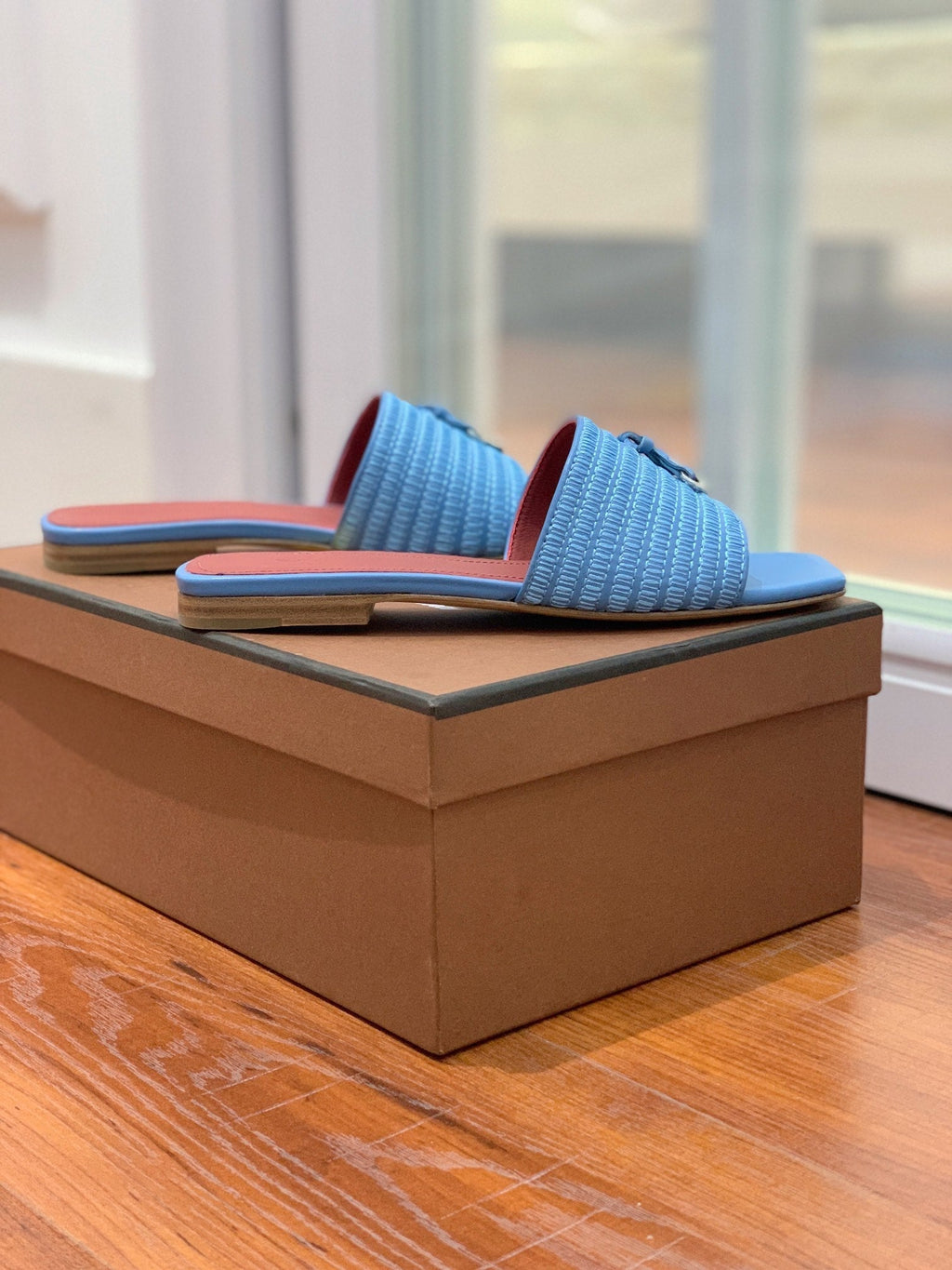 LP RAFFIA CHARMS FLATS SANDAL SKY CALFSKIN