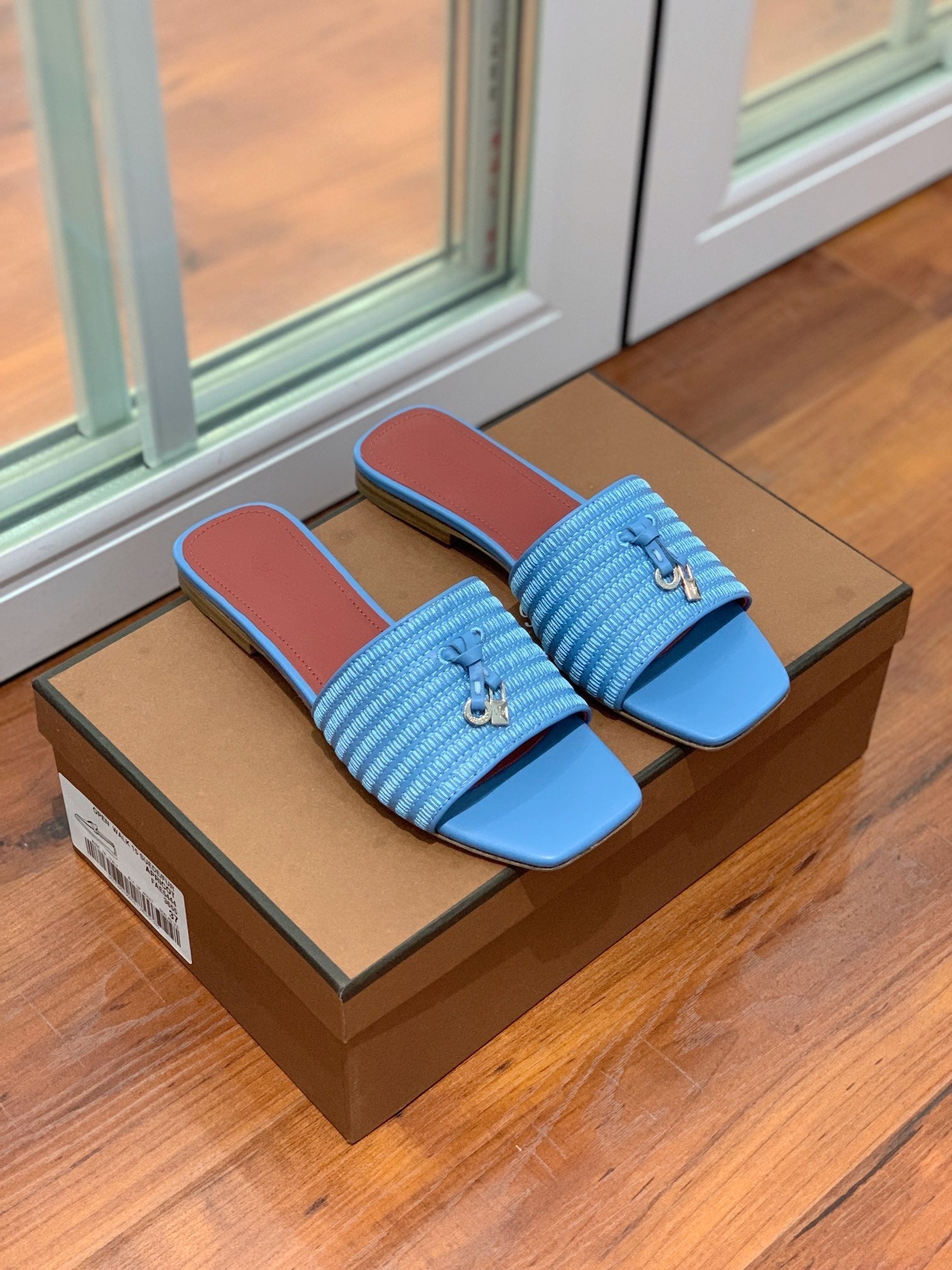 LP RAFFIA CHARMS FLATS SANDAL SKY CALFSKIN