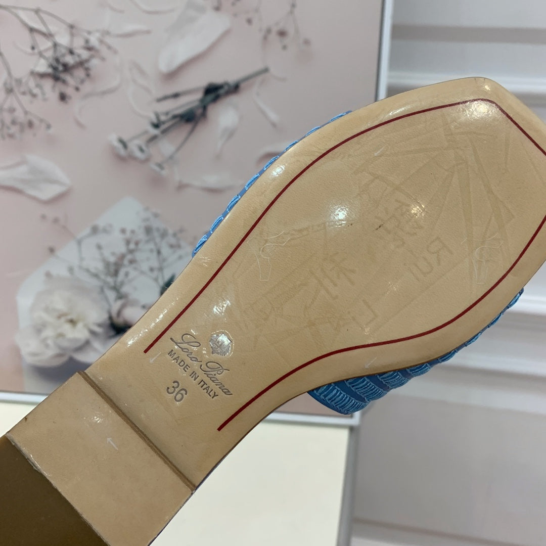 LP RAFFIA CHARMS FLATS SANDAL SKY CALFSKIN