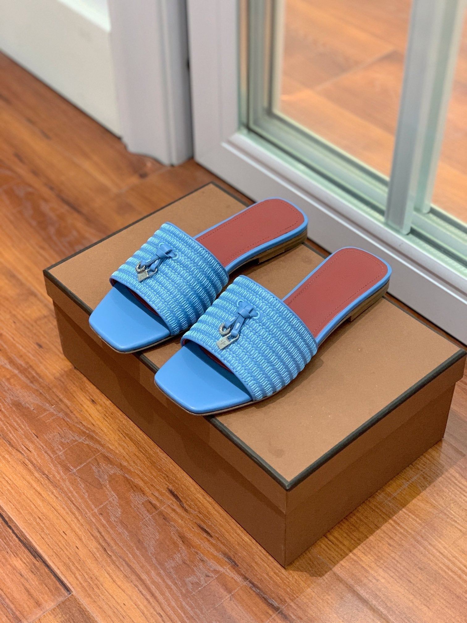 LP RAFFIA CHARMS FLATS SANDAL SKY CALFSKIN