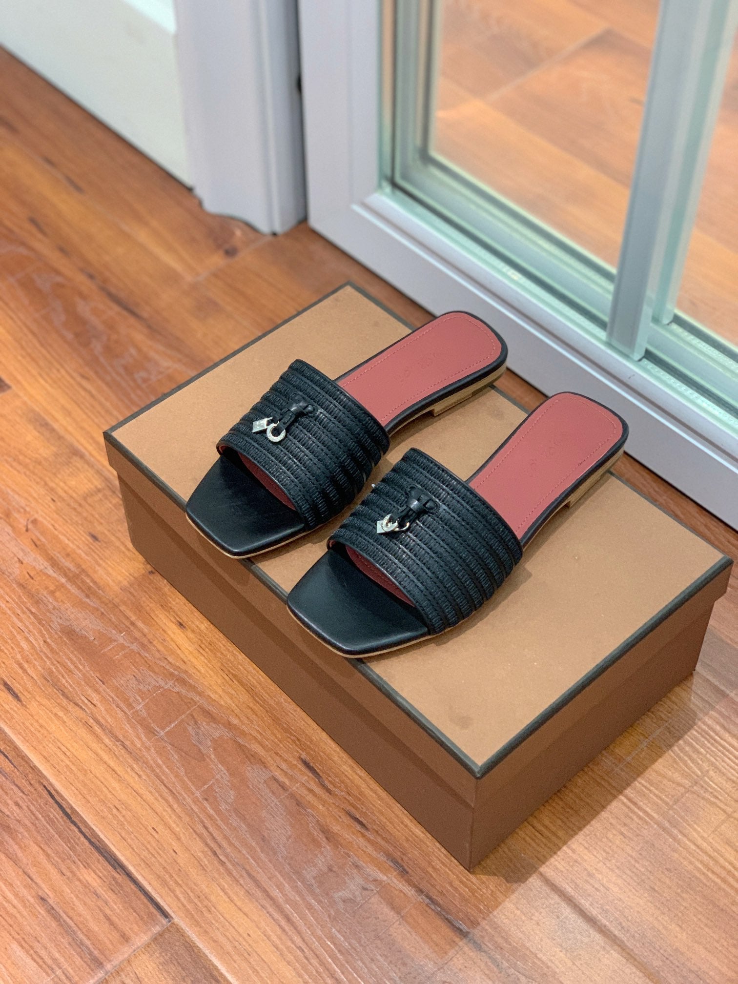 LP RAFFIA CHARMS FLATS SANDAL BLACK CALFSKIN