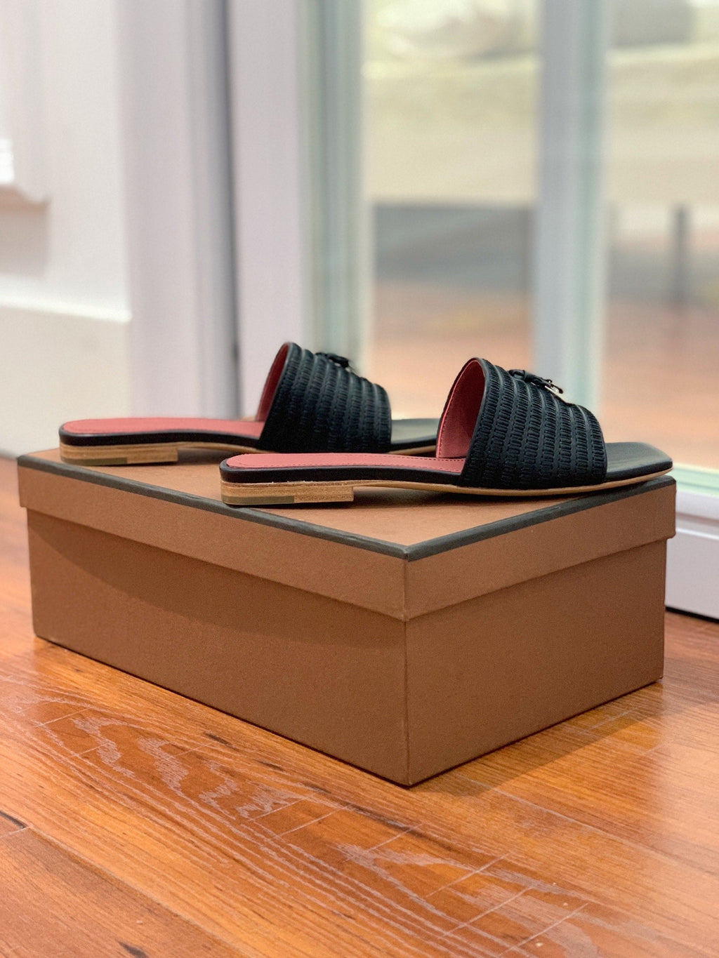 LP RAFFIA CHARMS FLATS SANDAL BLACK CALFSKIN