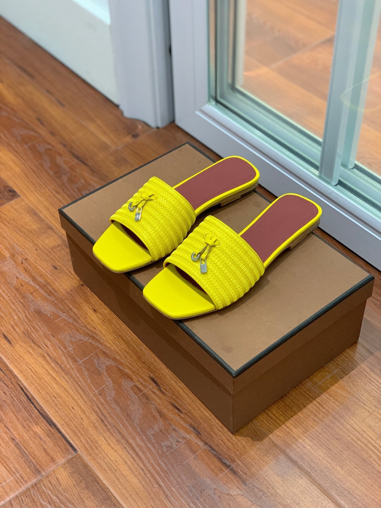 LP RAFFIA CHARMS FLATS SANDAL LEMON CALFSKIN