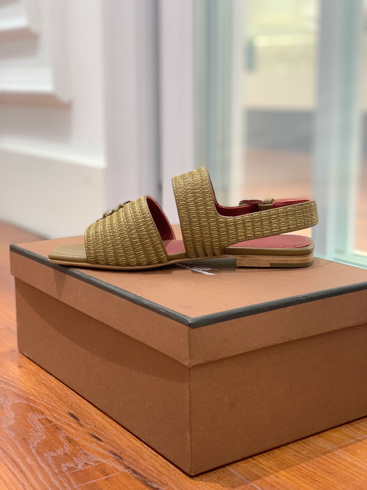 LP RAFFIA CHARMS STRAP FLATS SANDAL OLIVE CALFSKIN