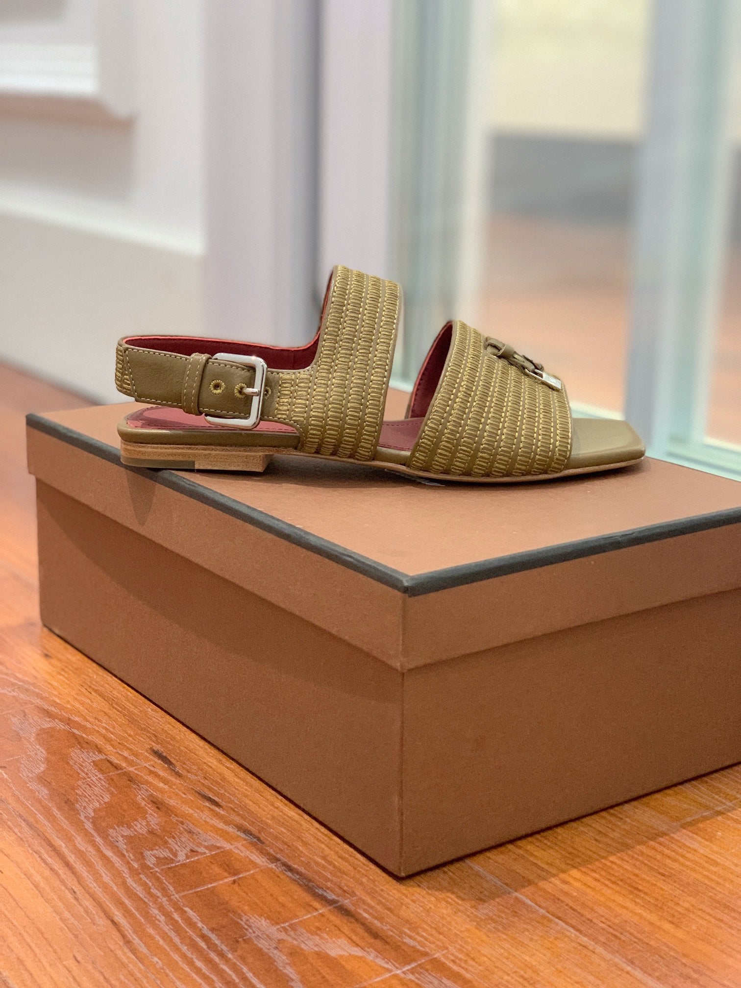 LP RAFFIA CHARMS STRAP FLATS SANDAL OLIVE CALFSKIN