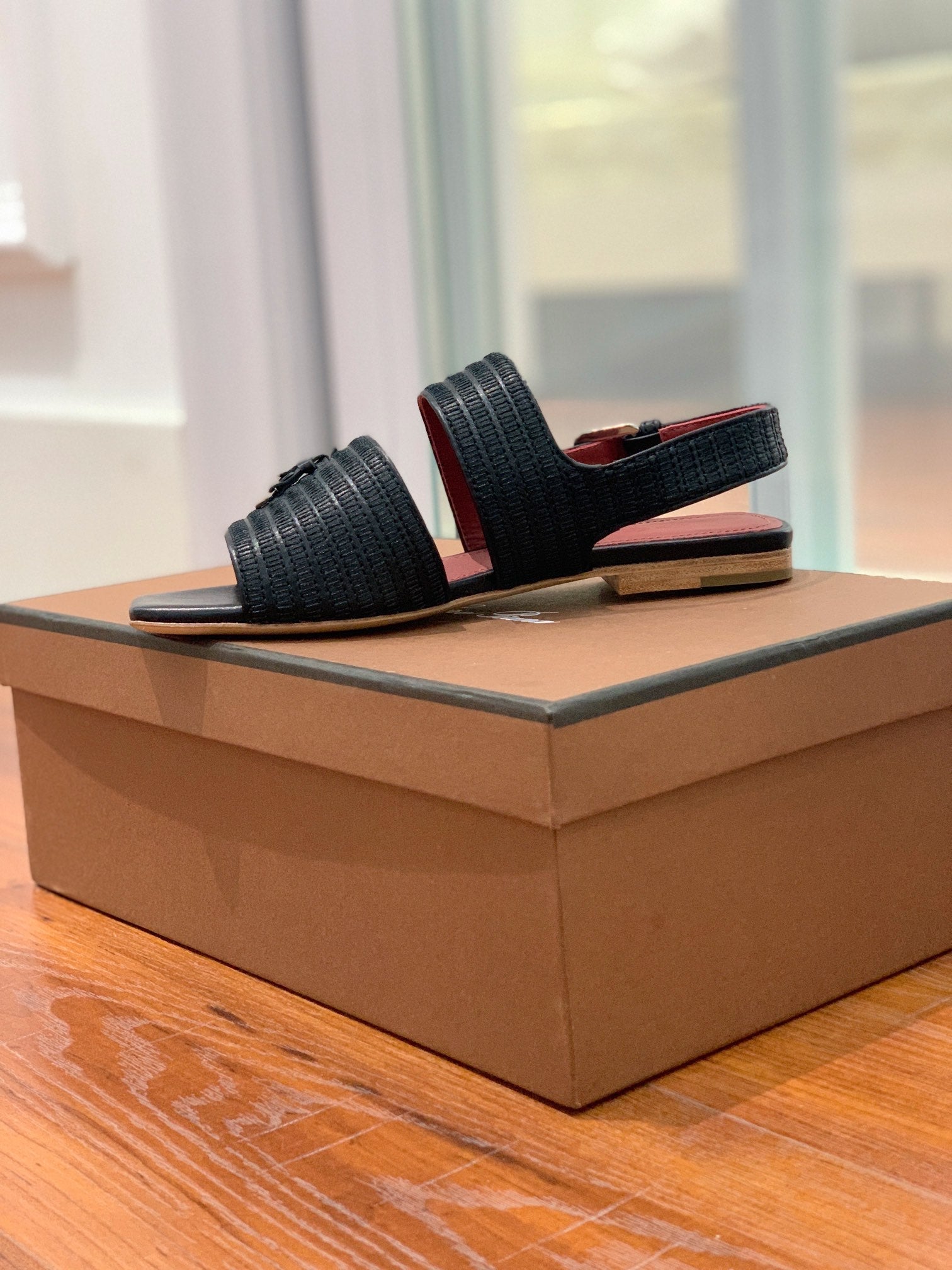 LP RAFFIA CHARMS STRAP FLATS SANDAL BLACK CALFSKIN