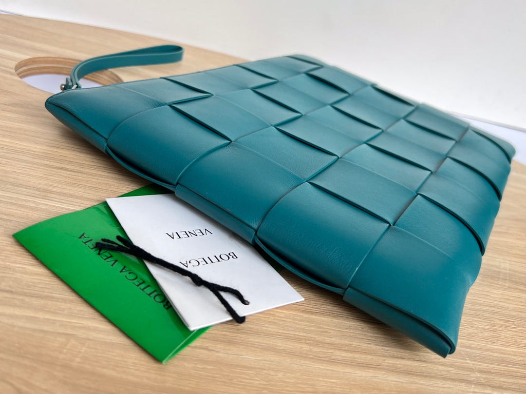 LARGE CASSETTE POUCH 35 IN LAGOON BLUE CALFSKIN