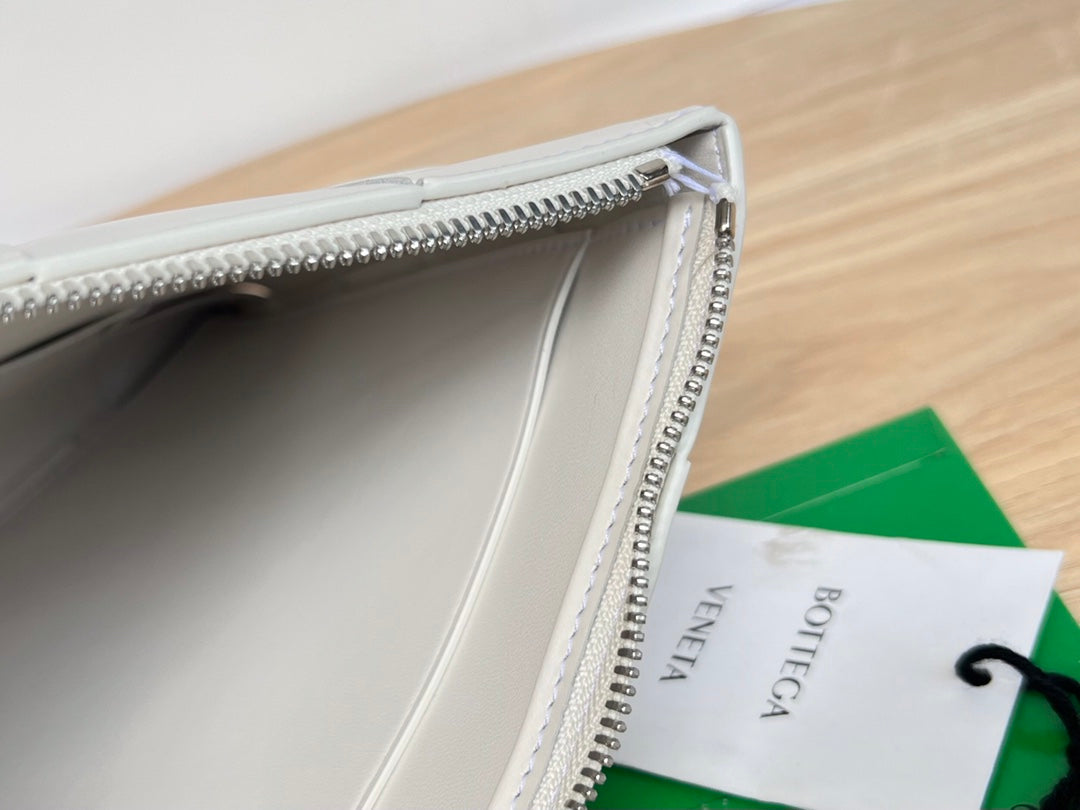 LARGE CASSETTE POUCH 35 IN WHITE CALFSKIN