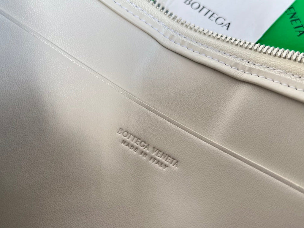 LARGE CASSETTE POUCH 35 IN WHITE CALFSKIN