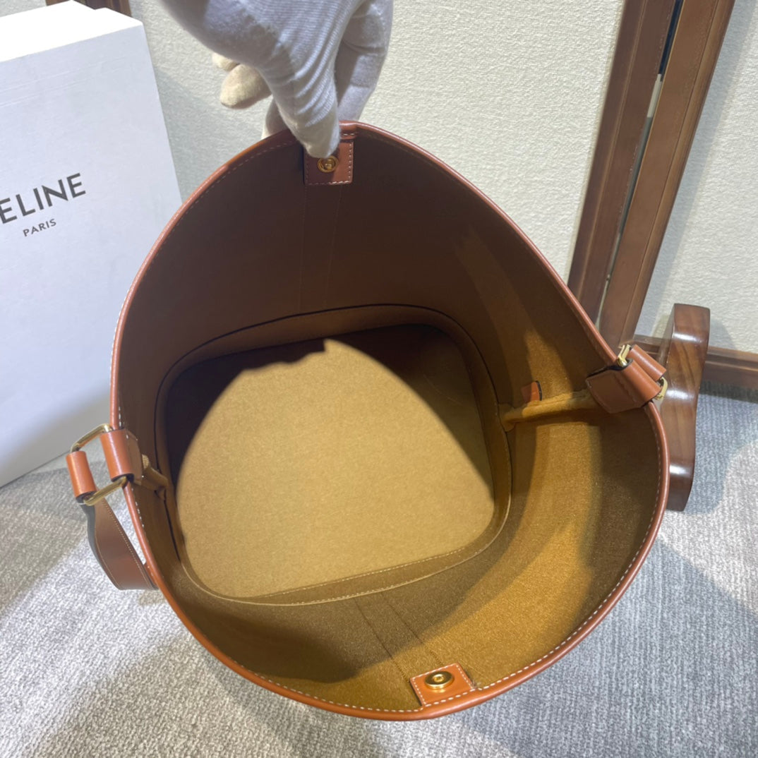 BUCKET 33 IN WHITE TRIOMPHE CANVAS AND BRONZE BROWN CALFSKIN TRIM