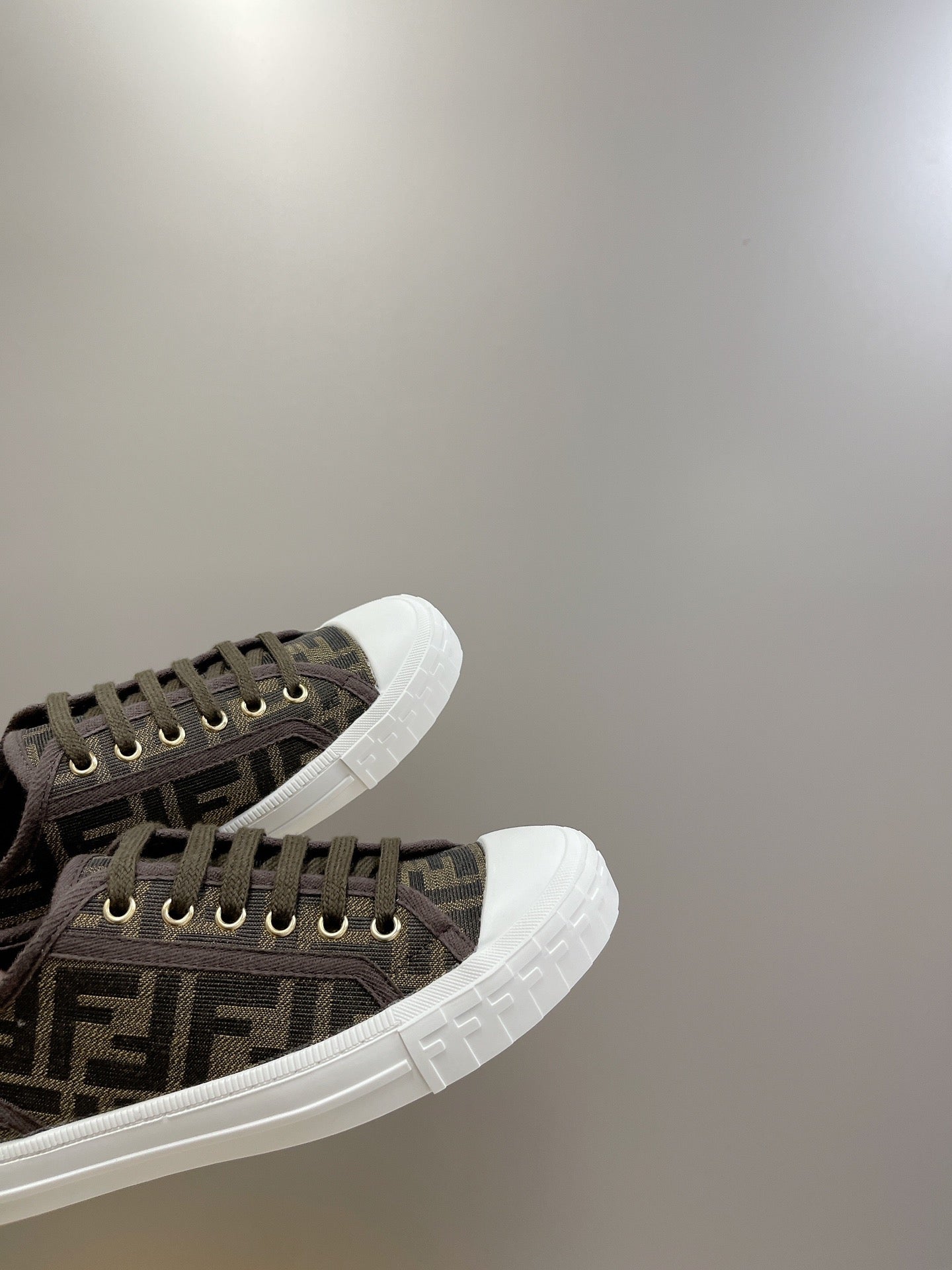 FENDI DOMINO MOTIF LOW-TOP SNEAKERS IN BROWN CANVAS