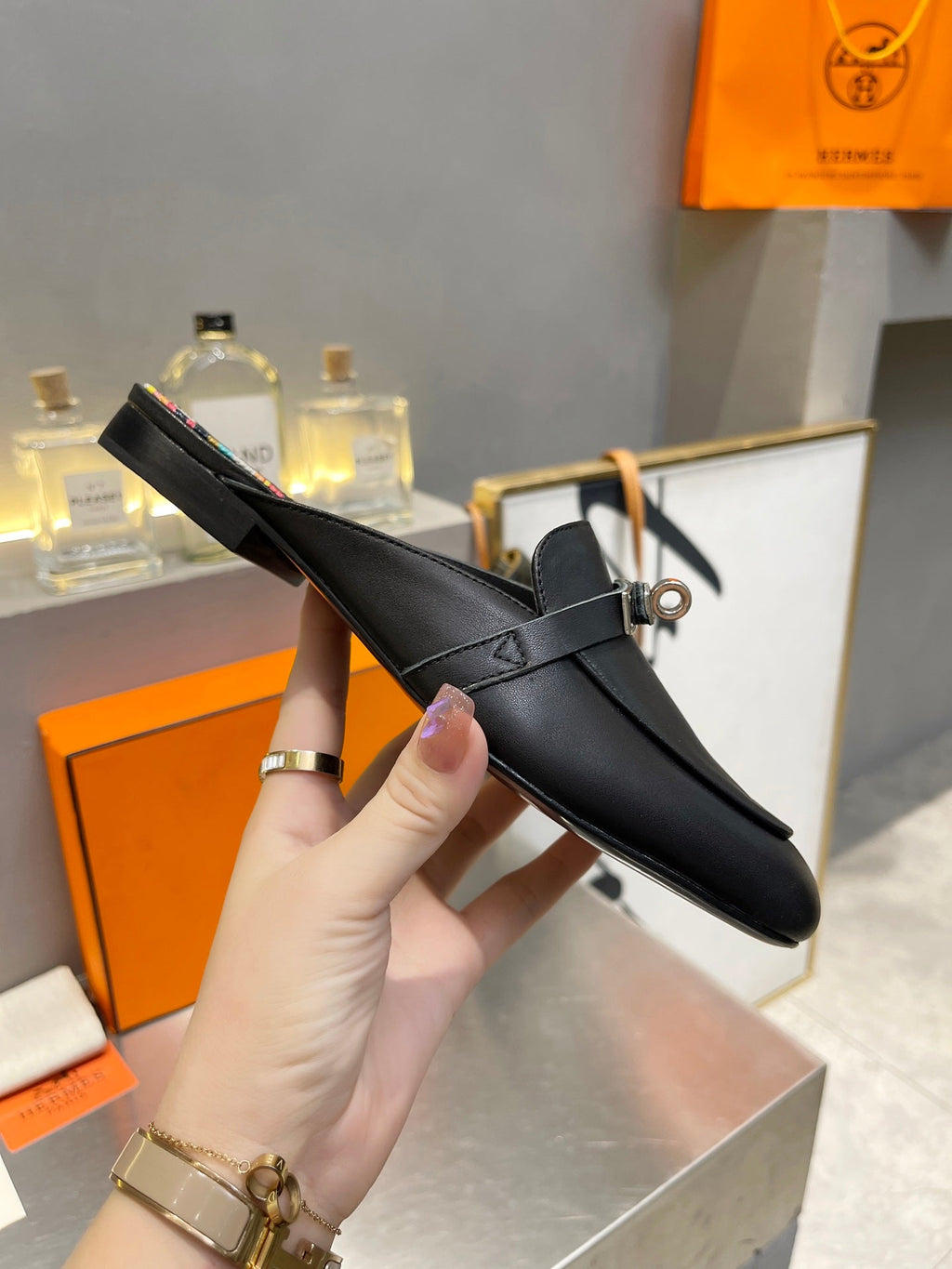 0Z MULE BLACK CALFSKIN WITH PATTERN