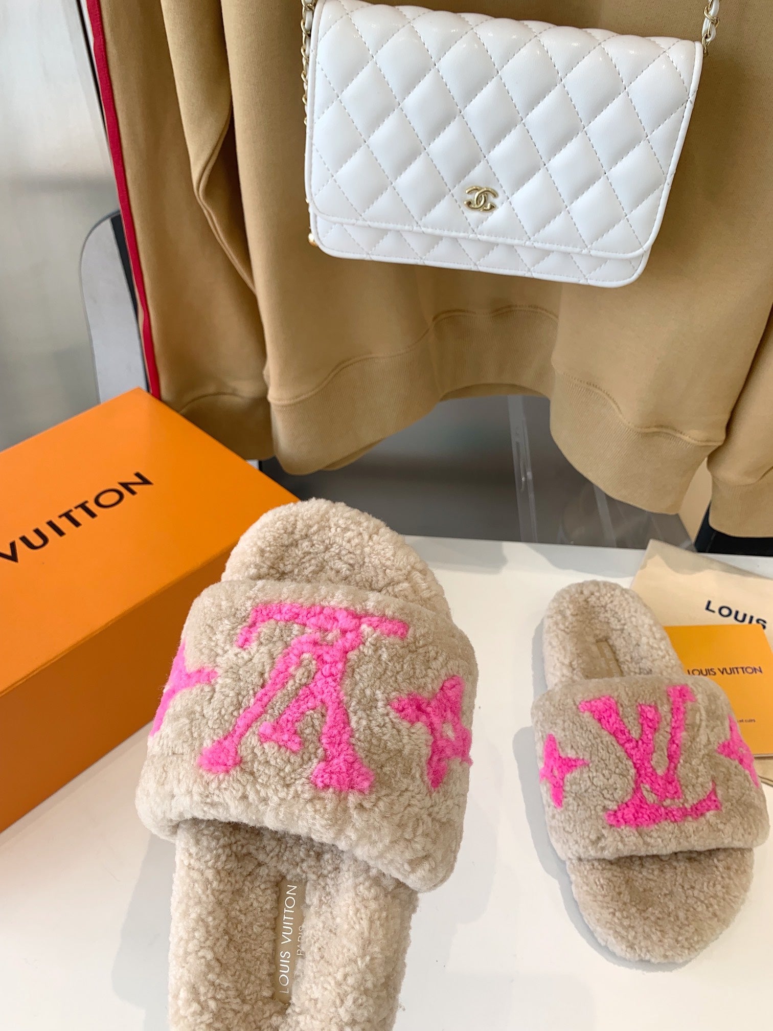 LV WOMEN'S PASEO FLAT SLIPPER IN BEIGE FLEECE WITH BRIGHT PINK LOGO
