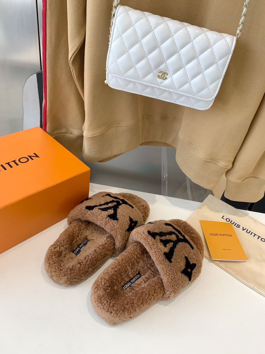 LV WOMEN'S PASEO FLAT SLIPPER IN CARAMEL BROWN FLEECE WITH BLACK LOGO