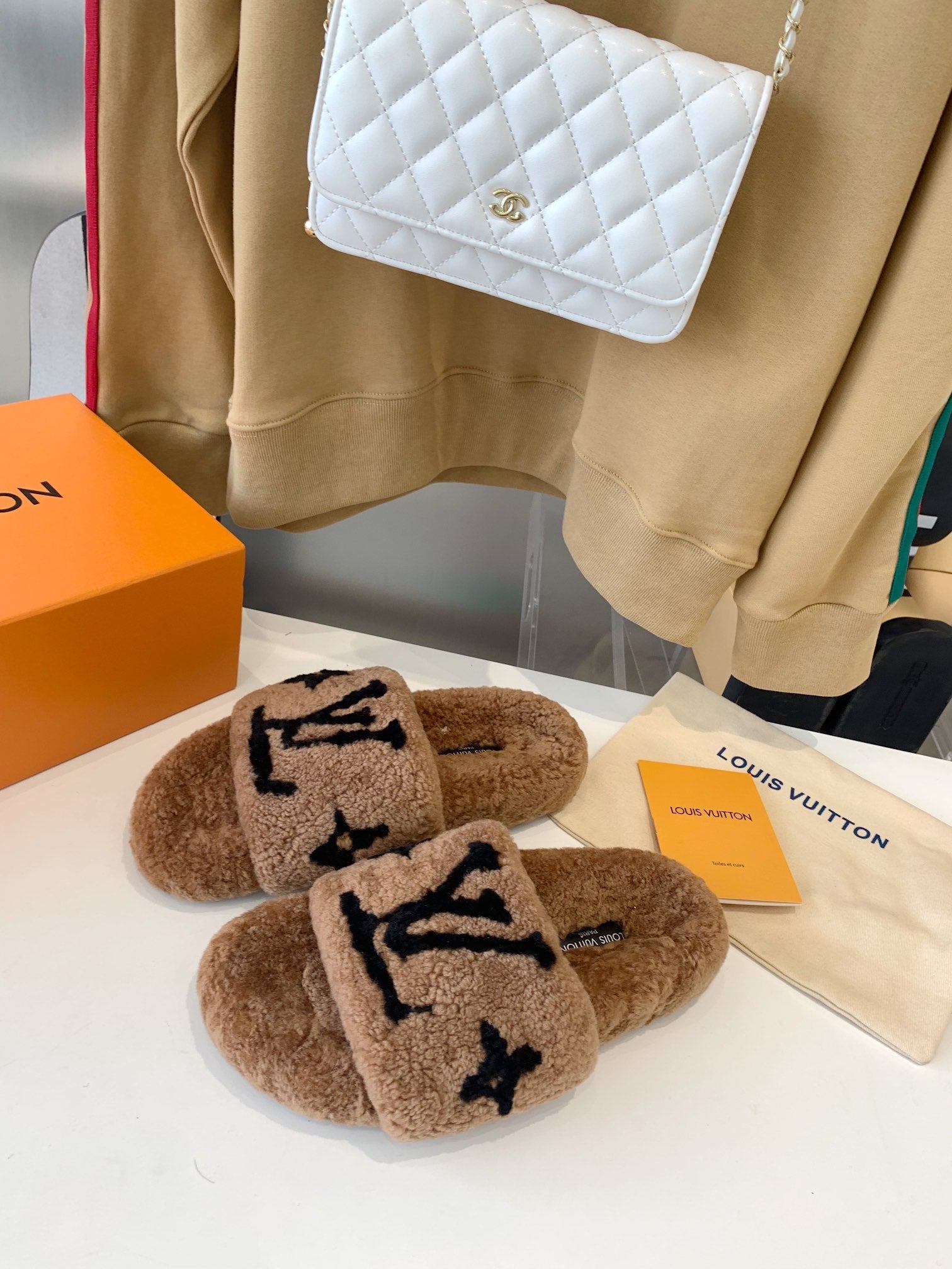 LV WOMEN'S PASEO FLAT SLIPPER IN CARAMEL BROWN FLEECE WITH BLACK LOGO
