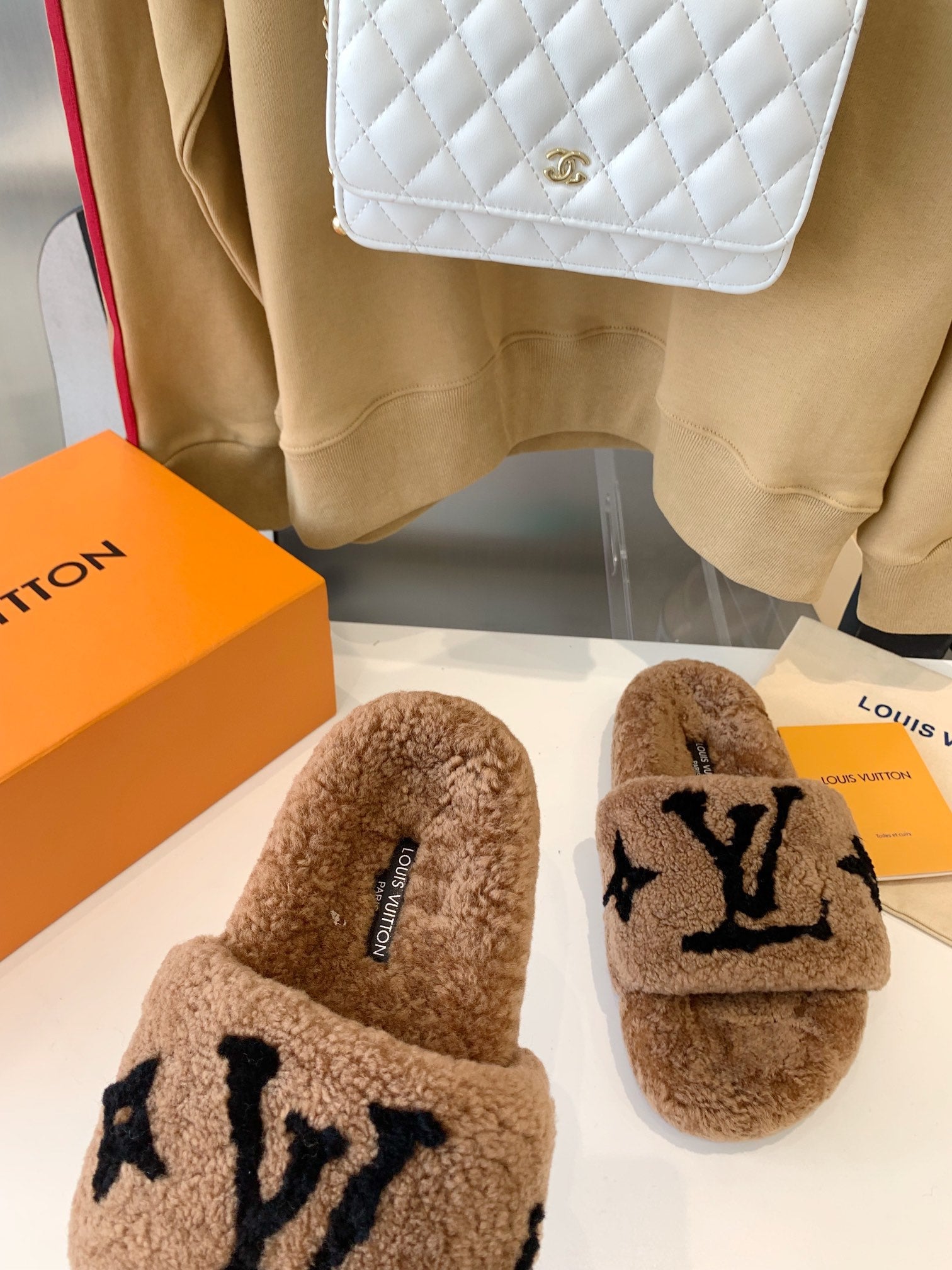LV WOMEN'S PASEO FLAT SLIPPER IN CARAMEL BROWN FLEECE WITH BLACK LOGO