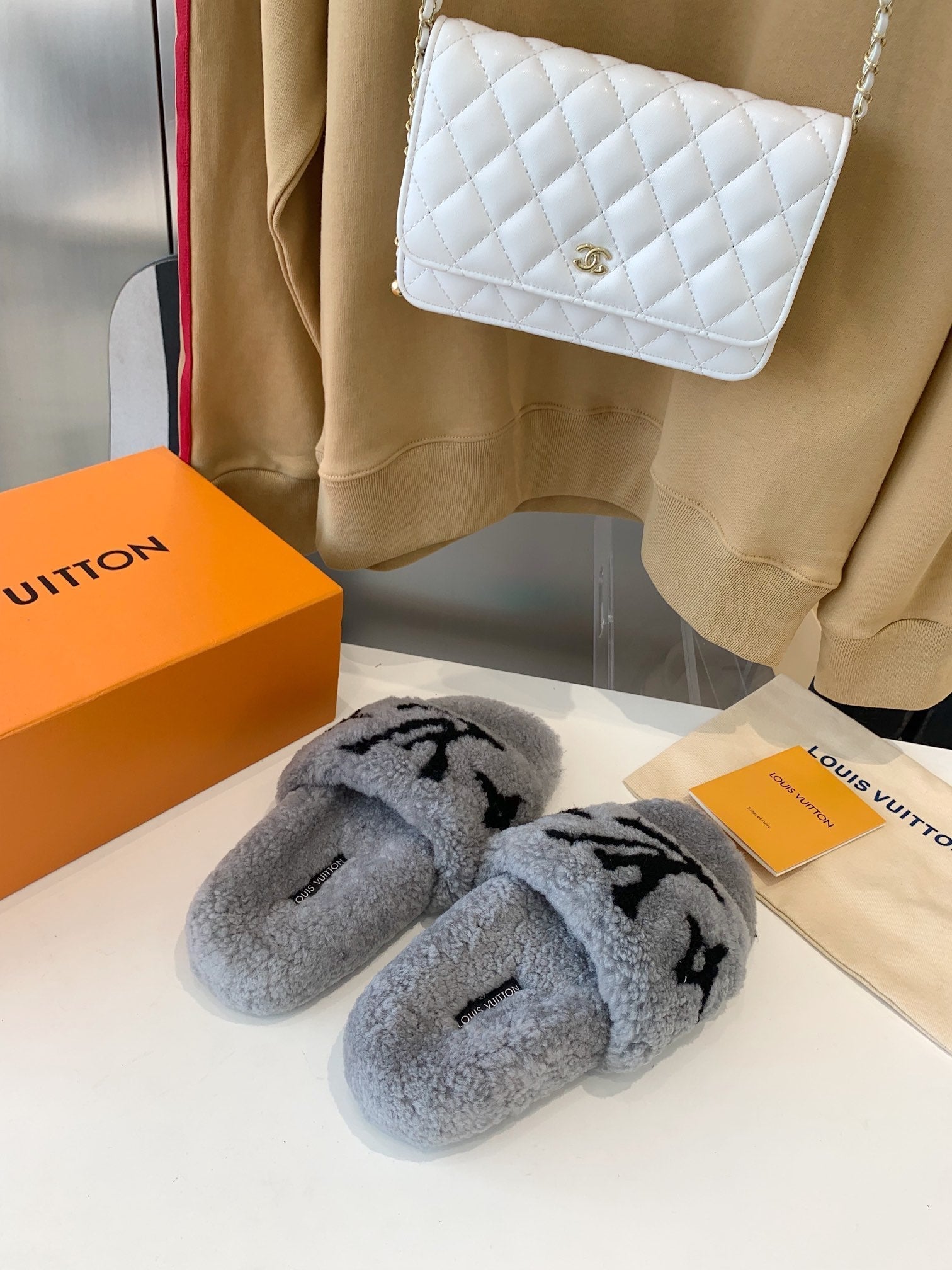 LV WOMEN'S PASEO FLAT SLIPPER IN GREY FLEECE WITH BLACK LOGO