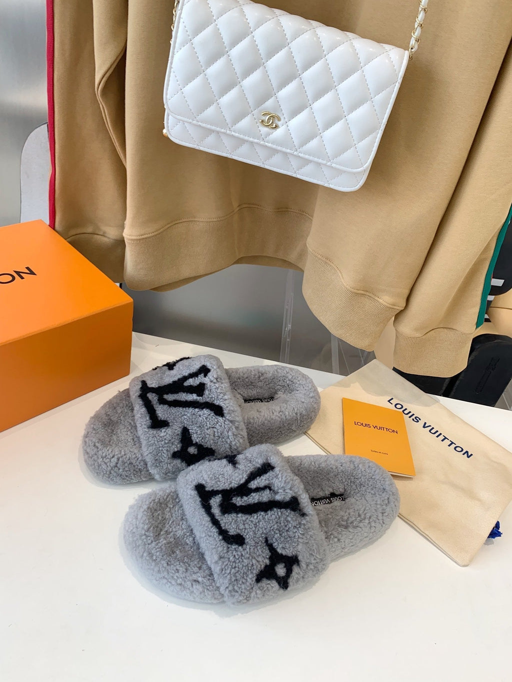 LV WOMEN'S PASEO FLAT SLIPPER IN GREY FLEECE WITH BLACK LOGO