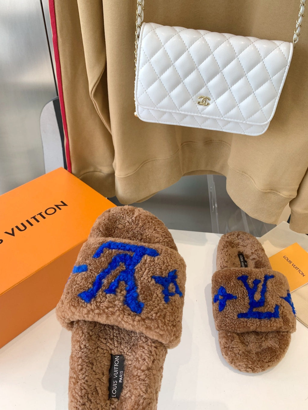 LV WOMEN'S PASEO FLAT SLIPPER IN BROWN FLEECE WITH BLUE LOGO