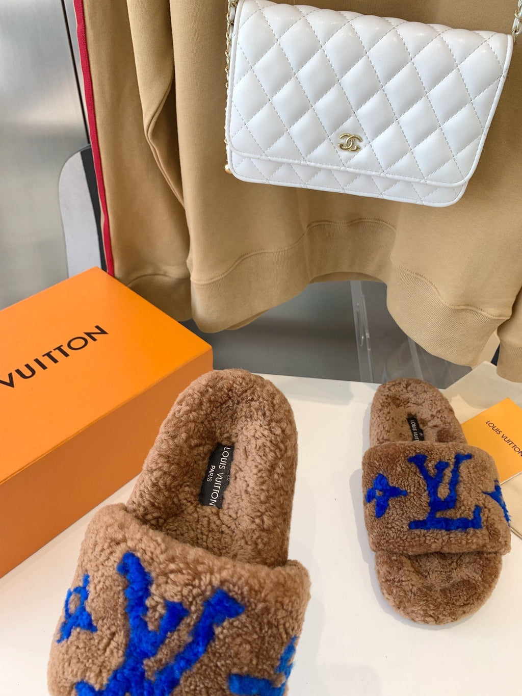 LV WOMEN'S PASEO FLAT SLIPPER IN BROWN FLEECE WITH BLUE LOGO