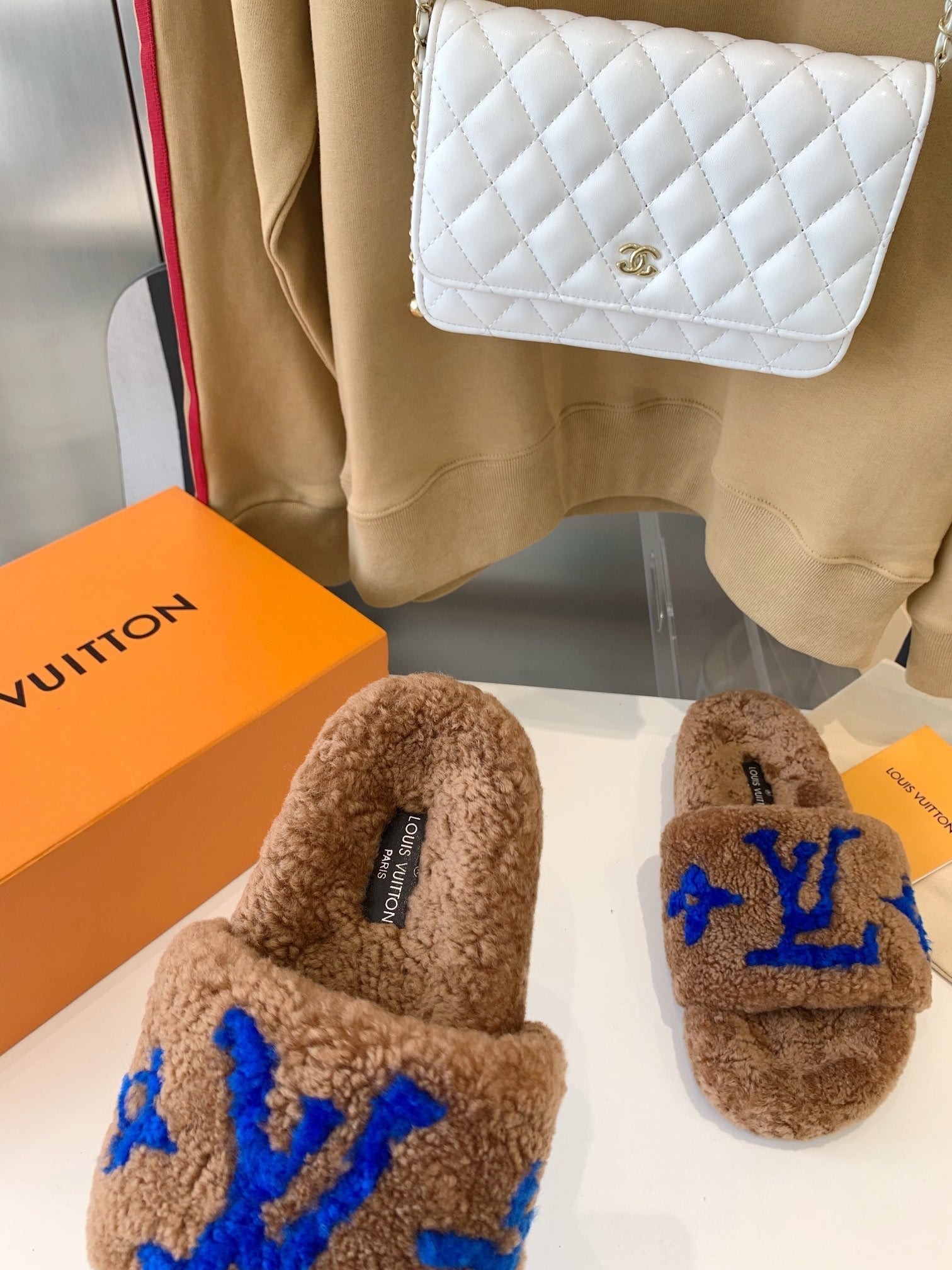 LV WOMEN'S PASEO FLAT SLIPPER IN BROWN FLEECE WITH BLUE LOGO